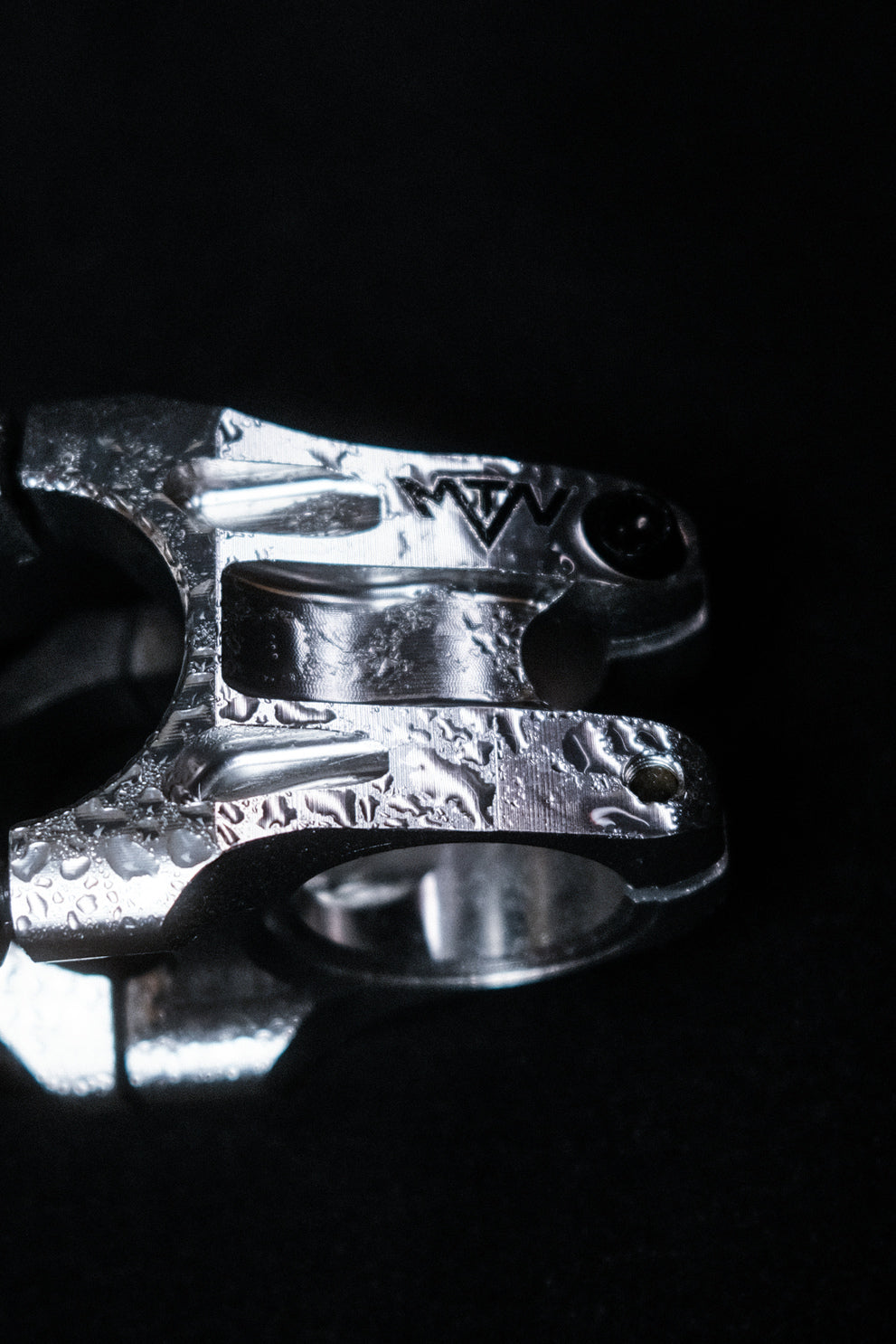 Chrome MTN Components MTB Vorbau - The Motion Brand MTN Components MTB Lenker - The Motion Brand Lukas Knopf Lenker Lukas Knopf Komponenten Merchandise Lukas Knopf Griffe Lifes Short Stunt It Chrom Vorbau Chrome Vorbau