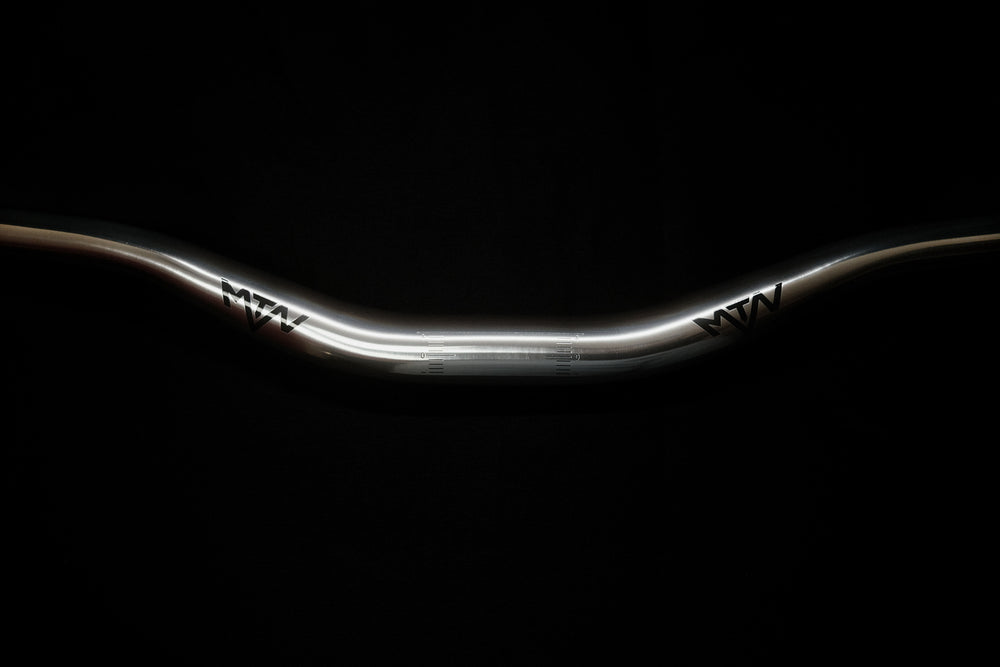 Chrome MTN Components MTB Lenker - The Motion Brand Lukas Knopf Lenker Lukas Knopf Komponenten Merchandise Lukas Knopf Griffe Lifes Short Stunt It 25mm Lenker 38mm Rise Lenker Riserbar Chrom Lenker