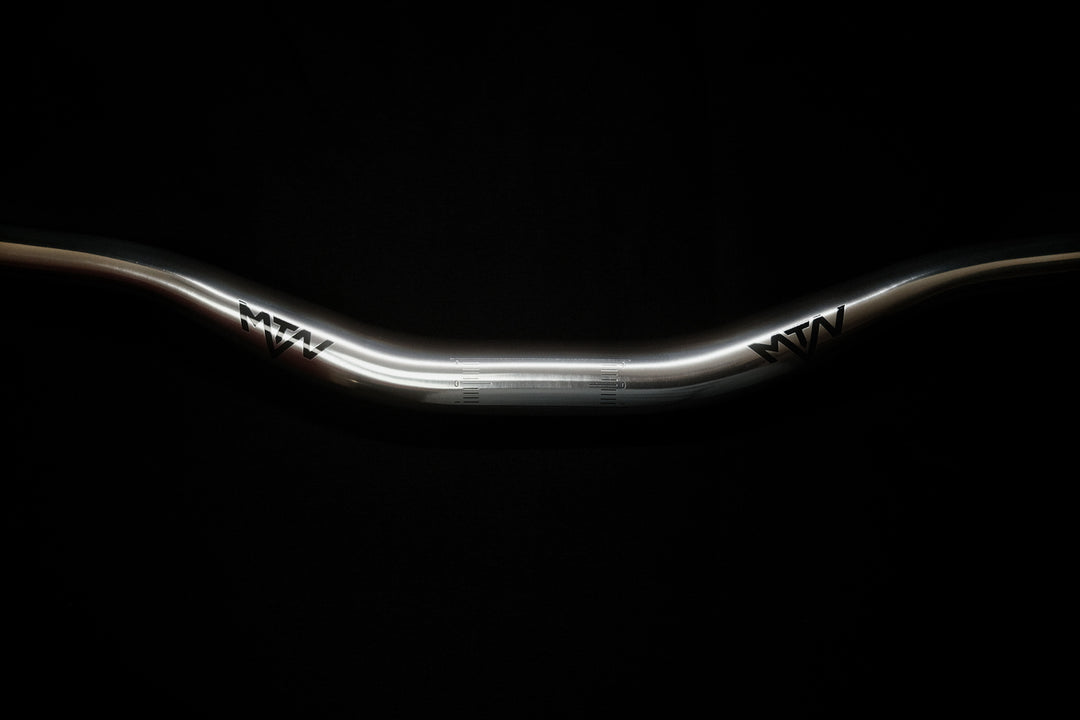 Chrome MTN Components MTB Lenker - The Motion Brand Lukas Knopf Lenker Lukas Knopf Komponenten Merchandise Lukas Knopf Griffe Lifes Short Stunt It 25mm Lenker 38mm Rise Lenker Riserbar Chrom Lenker