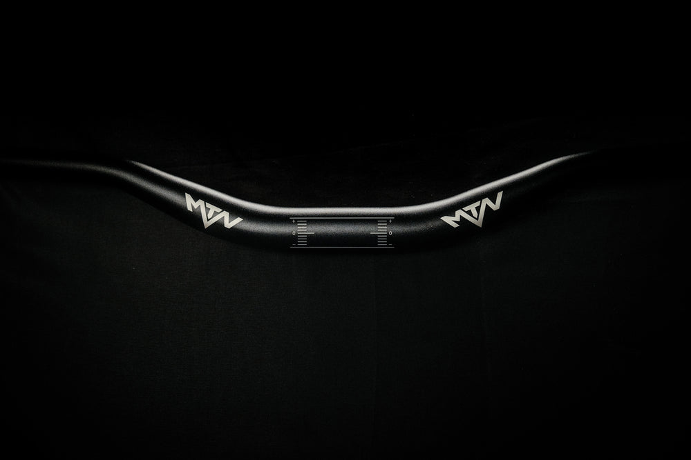 MTN Components MTB Lenker - The Motion Brand Lukas Knopf Lenker Lukas Knopf Komponenten Merchandise Lukas Knopf Griffe Lifes Short Stunt It 25mm Lenker 38mm Rise Lenker Riserbar