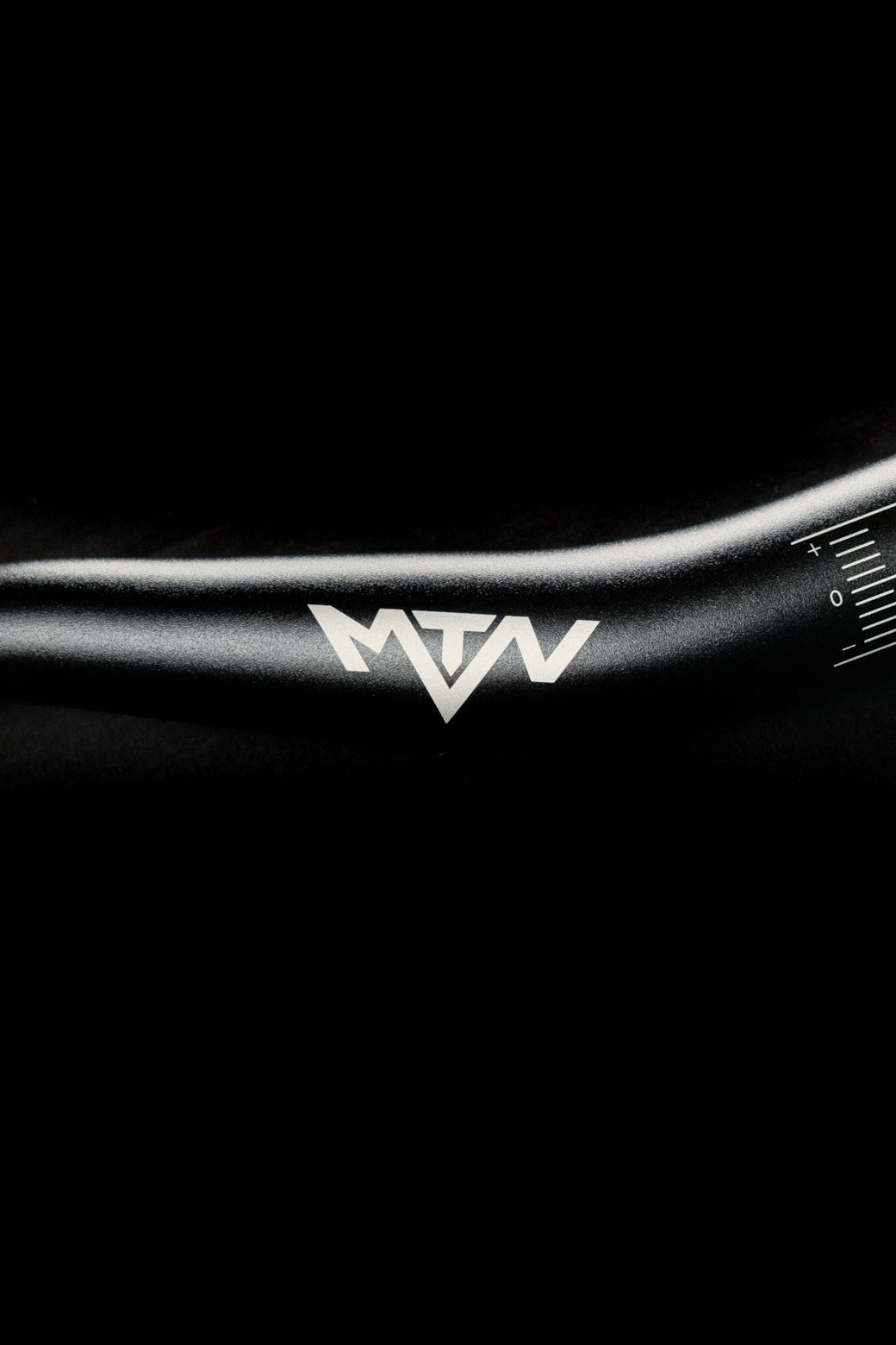 MTN Components MTB Lenker - The Motion Brand Lukas Knopf Lenker Lukas Knopf Komponenten Merchandise Lukas Knopf Griffe Lifes Short Stunt It 25mm Lenker 38mm Rise Lenker Riserbar