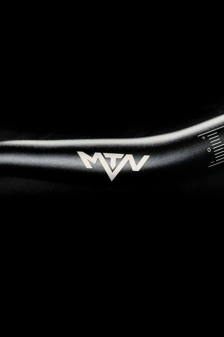 MTN Components MTB Lenker - The Motion Brand Lukas Knopf Lenker Lukas Knopf Komponenten Merchandise Lukas Knopf Griffe Lifes Short Stunt It 25mm Lenker 38mm Rise Lenker Riserbar