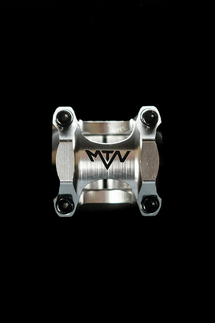 Chrome MTN Components MTB Vorbau - The Motion Brand MTN Components MTB Lenker - The Motion Brand Lukas Knopf Lenker Lukas Knopf Komponenten Merchandise Lukas Knopf Griffe Lifes Short Stunt It Chrom Vorbau Chrome Vorbau