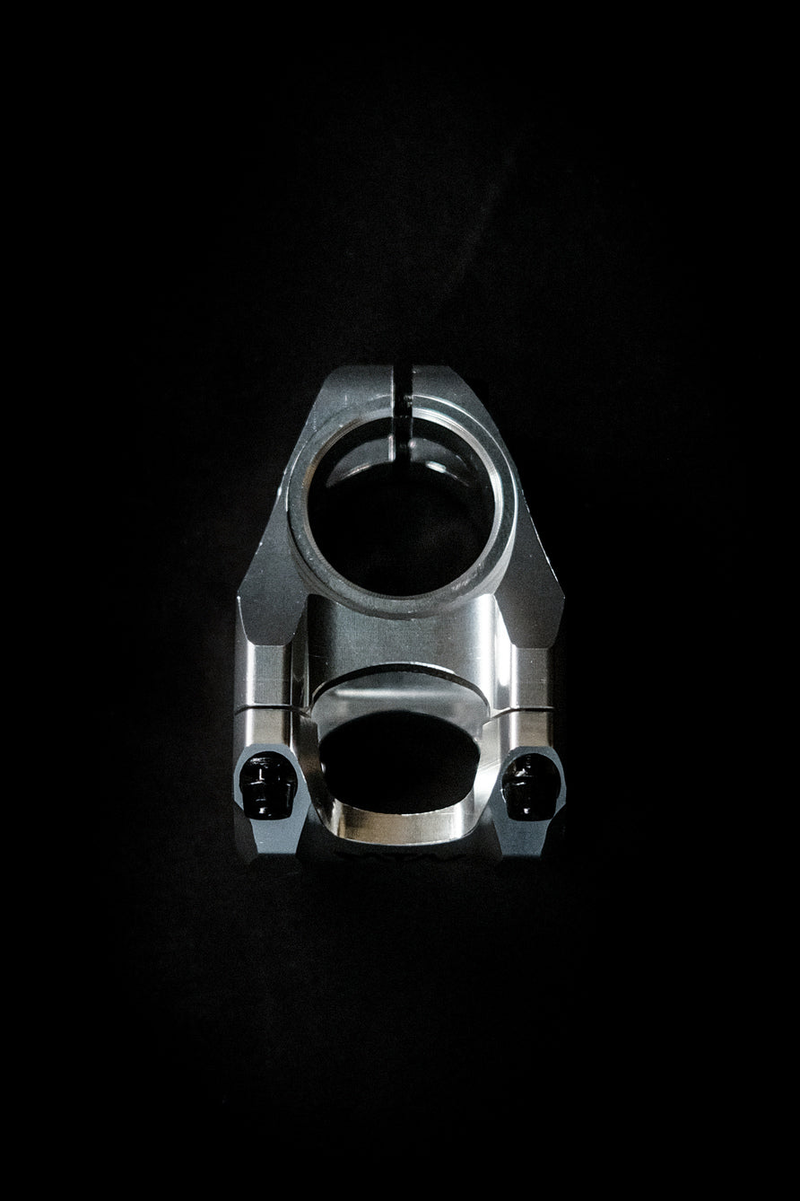 Chrome MTN Components MTB Vorbau - The Motion Brand MTN Components MTB Lenker - The Motion Brand Lukas Knopf Lenker Lukas Knopf Komponenten Merchandise Lukas Knopf Griffe Lifes Short Stunt It Chrom Vorbau Chrome Vorbau