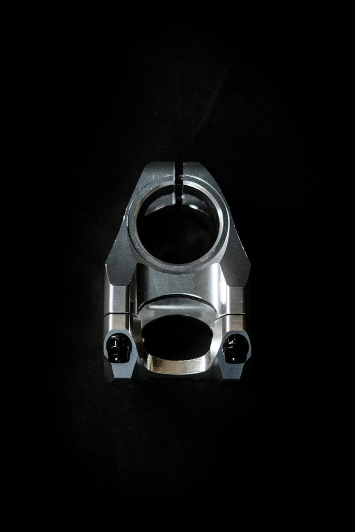 Chrome MTN Components MTB Vorbau - The Motion Brand MTN Components MTB Lenker - The Motion Brand Lukas Knopf Lenker Lukas Knopf Komponenten Merchandise Lukas Knopf Griffe Lifes Short Stunt It Chrom Vorbau Chrome Vorbau