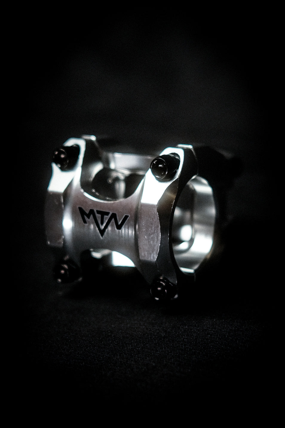 Chrome MTN Components MTB Vorbau - The Motion Brand MTN Components MTB Lenker - The Motion Brand Lukas Knopf Lenker Lukas Knopf Komponenten Merchandise Lukas Knopf Griffe Lifes Short Stunt It Chrom Vorbau Chrome Vorbau