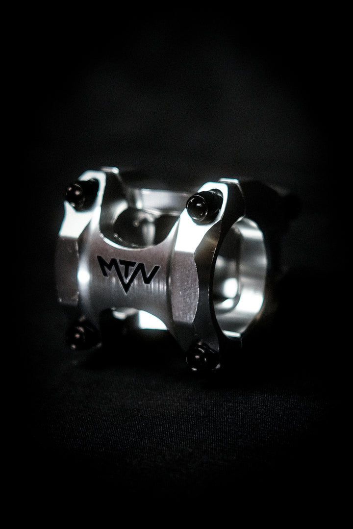 Chrome MTN Components MTB Vorbau - The Motion Brand MTN Components MTB Lenker - The Motion Brand Lukas Knopf Lenker Lukas Knopf Komponenten Merchandise Lukas Knopf Griffe Lifes Short Stunt It Chrom Vorbau Chrome Vorbau