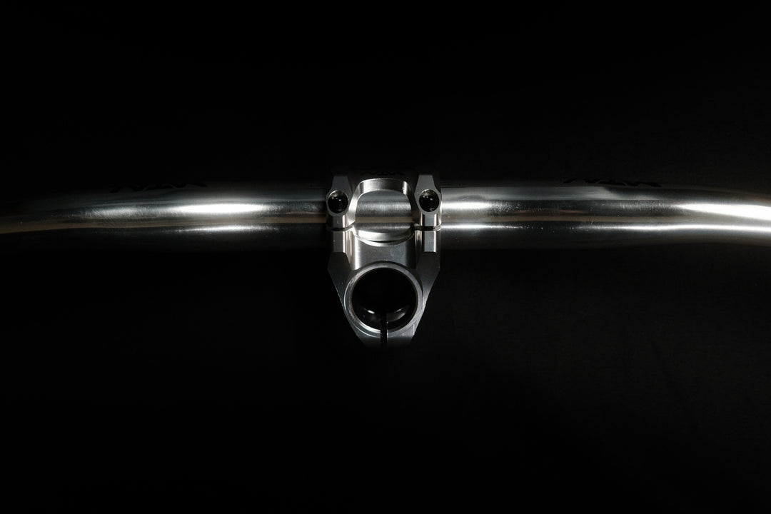 Chrome MTN Components MTB Lenker - The Motion Brand Lukas Knopf Lenker Lukas Knopf Komponenten Merchandise Lukas Knopf Griffe Lifes Short Stunt It 25mm Lenker 38mm Rise Lenker Riserbar Chrom Lenker