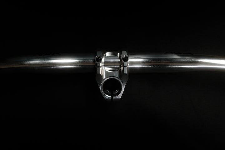 Chrome MTN Components MTB Lenker - The Motion Brand Lukas Knopf Lenker Lukas Knopf Komponenten Merchandise Lukas Knopf Griffe Lifes Short Stunt It 25mm Lenker 38mm Rise Lenker Riserbar Chrom Lenker