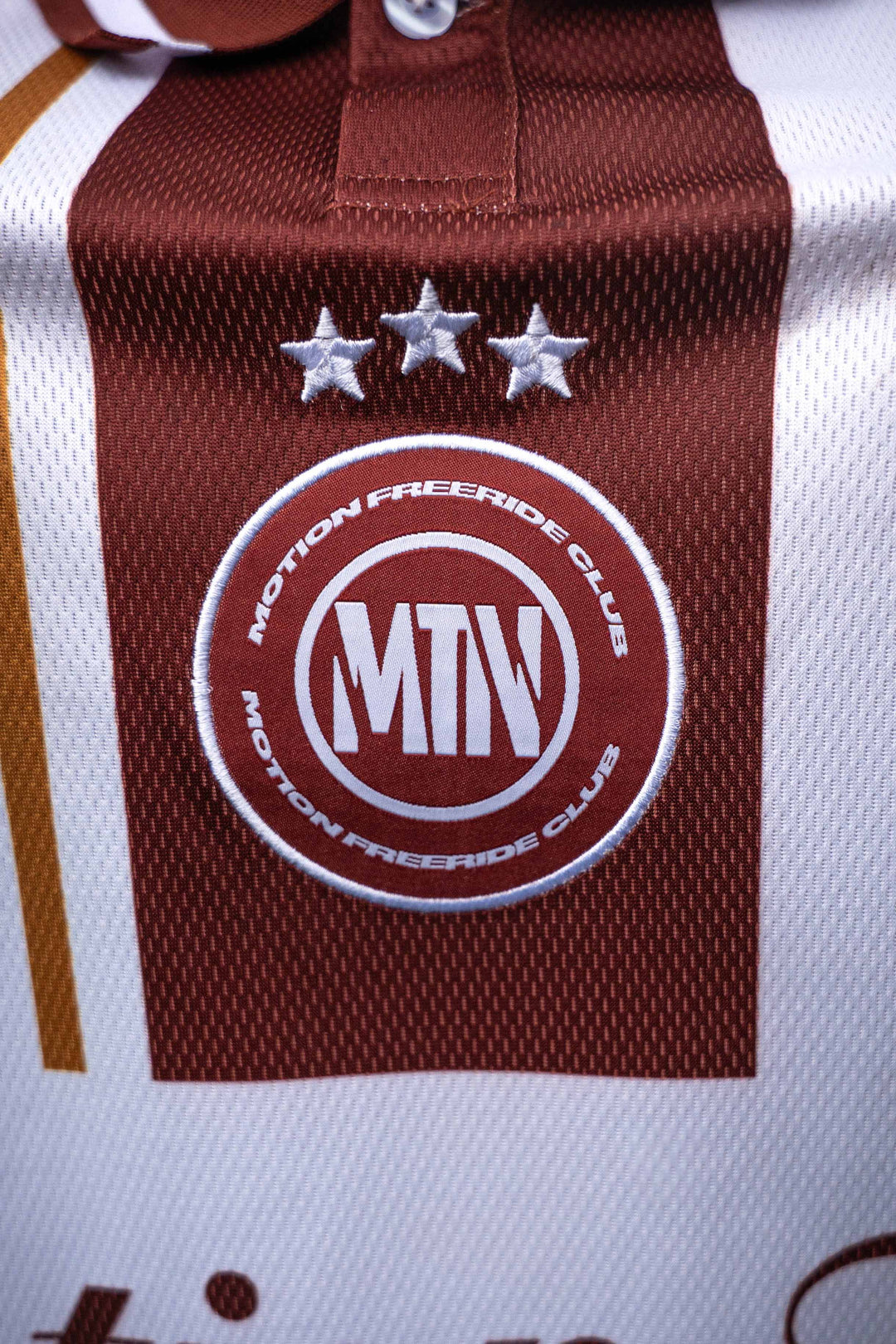 Red White Retro Motion Freeride Club Soccer Jersey - The Motion Brand Fußballtrikot Fussball Trikot Jersey MTB Jersey Lukas Knopf Trikot Mtn Components Trikot Rotes Jersey Rotes Trikot MTB