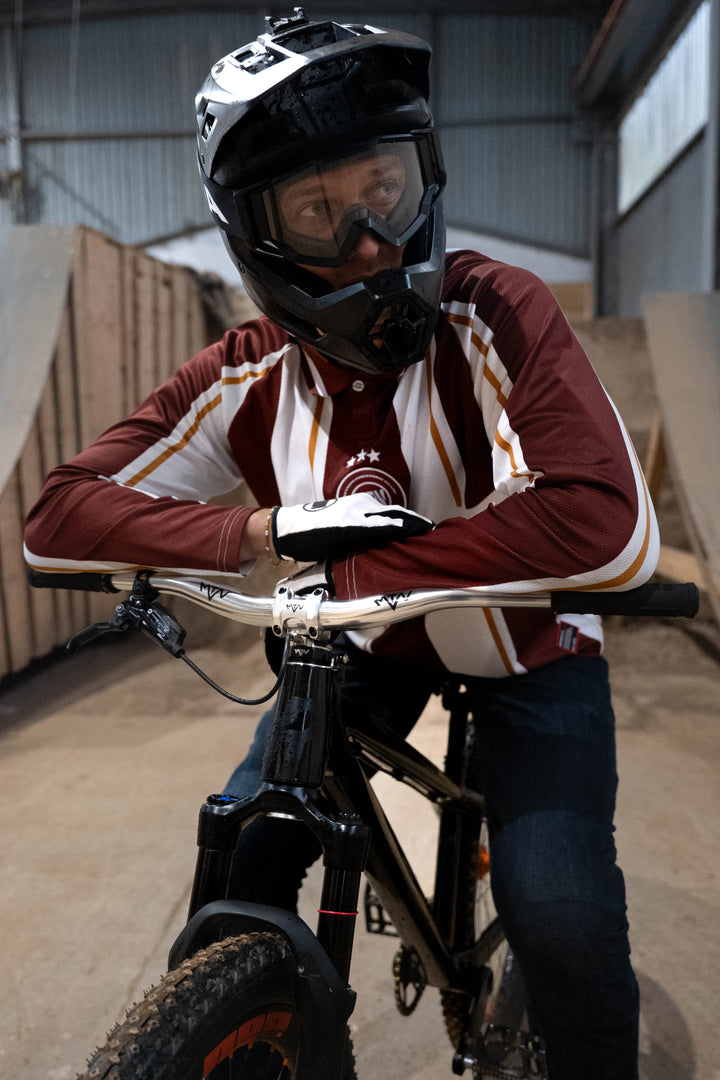 Red White Retro Motion Freeride Club Soccer Jersey - The Motion Brand Fußballtrikot Fussball Trikot Jersey MTB Jersey Lukas Knopf Trikot Mtn Components Trikot Rotes Jersey Rotes Trikot MTB
