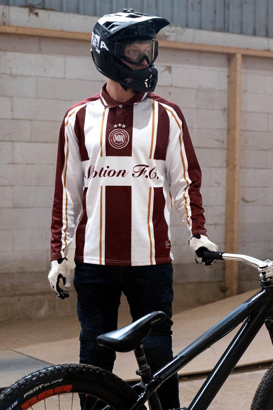 Red White Retro Motion Freeride Club Soccer Jersey - The Motion Brand Fußballtrikot Fussball Trikot Jersey MTB Jersey Lukas Knopf Trikot Mtn Components Trikot Rotes Jersey Rotes Trikot MTB