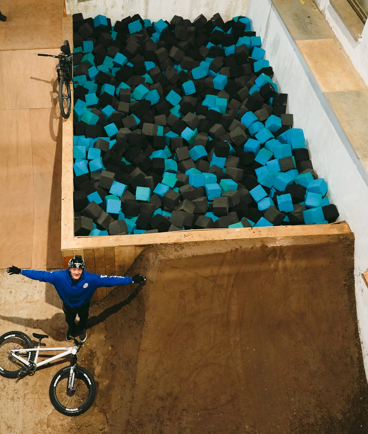 Lukas Knopf Bikecamp Bike Kurs Bikekurse Lukas Knopf Dirtjump The Motion Brand Halle 2.0 Foampit Schaumstoffgrube