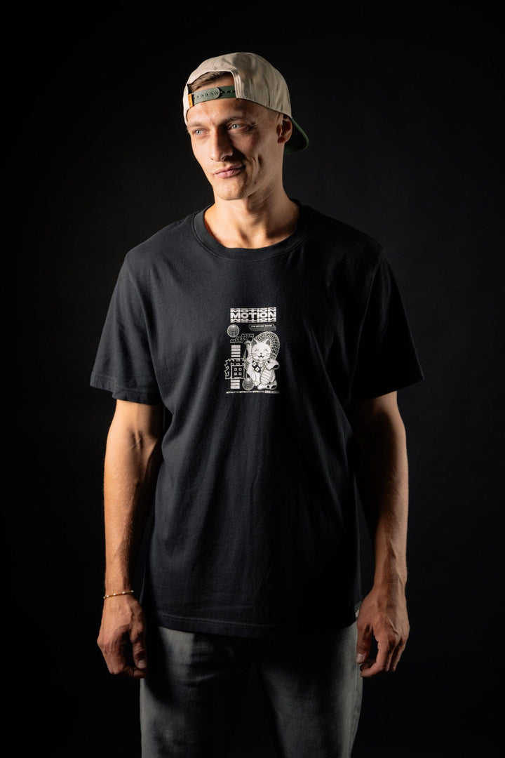 Maneki Neko Shirt The Motion Brand Lukas Knopf Streetwear Shirt Schwarz Schwarzes T Shirt Schwarzes Kurzarm Shirt 