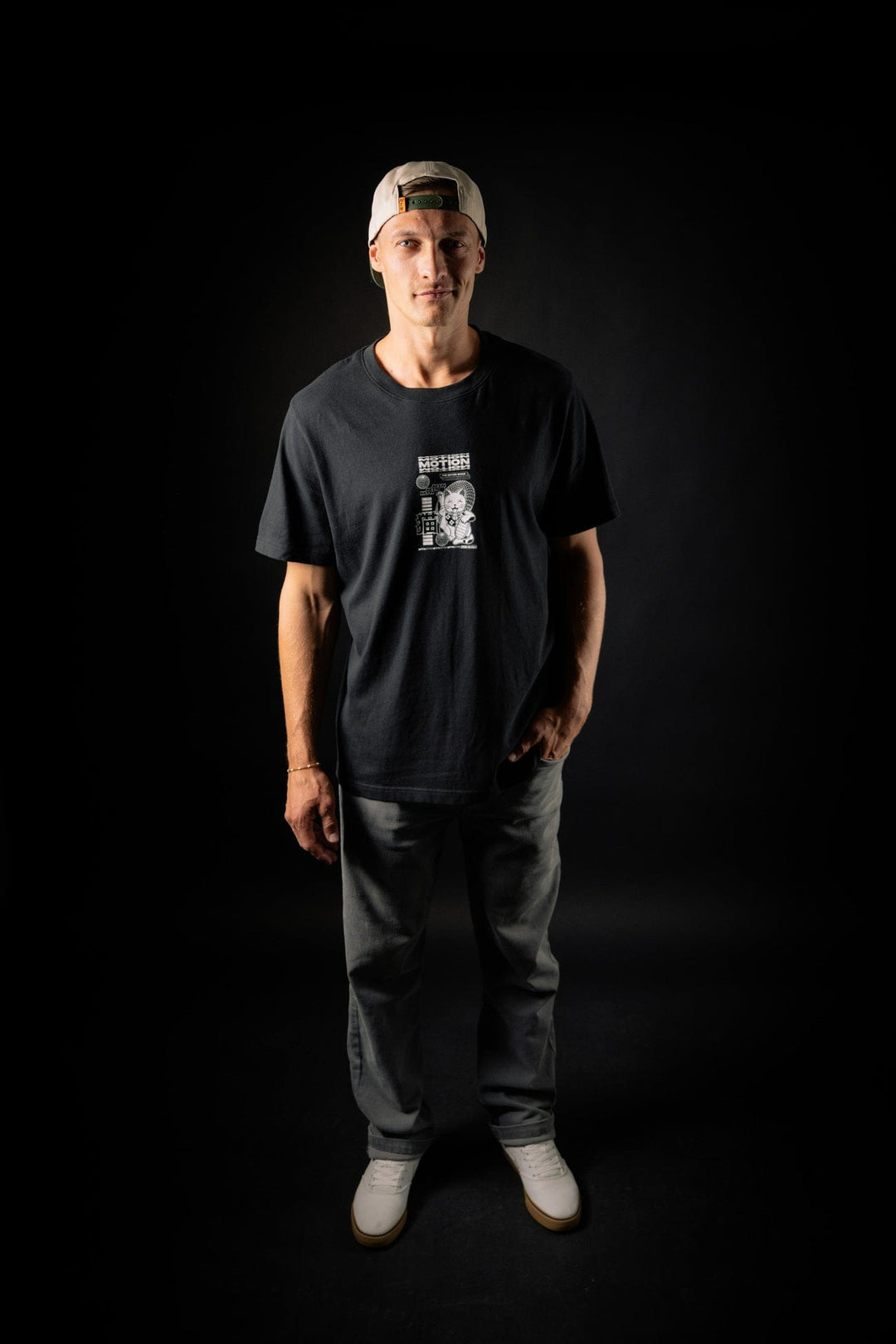 Maneki Neko Shirt The Motion Brand Lukas Knopf Streetwear Shirt Schwarz Schwarzes T Shirt Schwarzes Kurzarm Shirt 