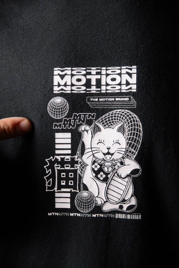 Maneki Neko Shirt The Motion Brand Lukas Knopf Streetwear Shirt Schwarz Schwarzes T Shirt Schwarzes Kurzarm Shirt 