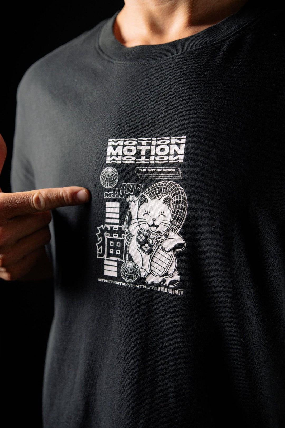 Maneki Neko Shirt The Motion Brand Lukas Knopf Streetwear Shirt Schwarz Schwarzes T Shirt Schwarzes Kurzarm Shirt 
