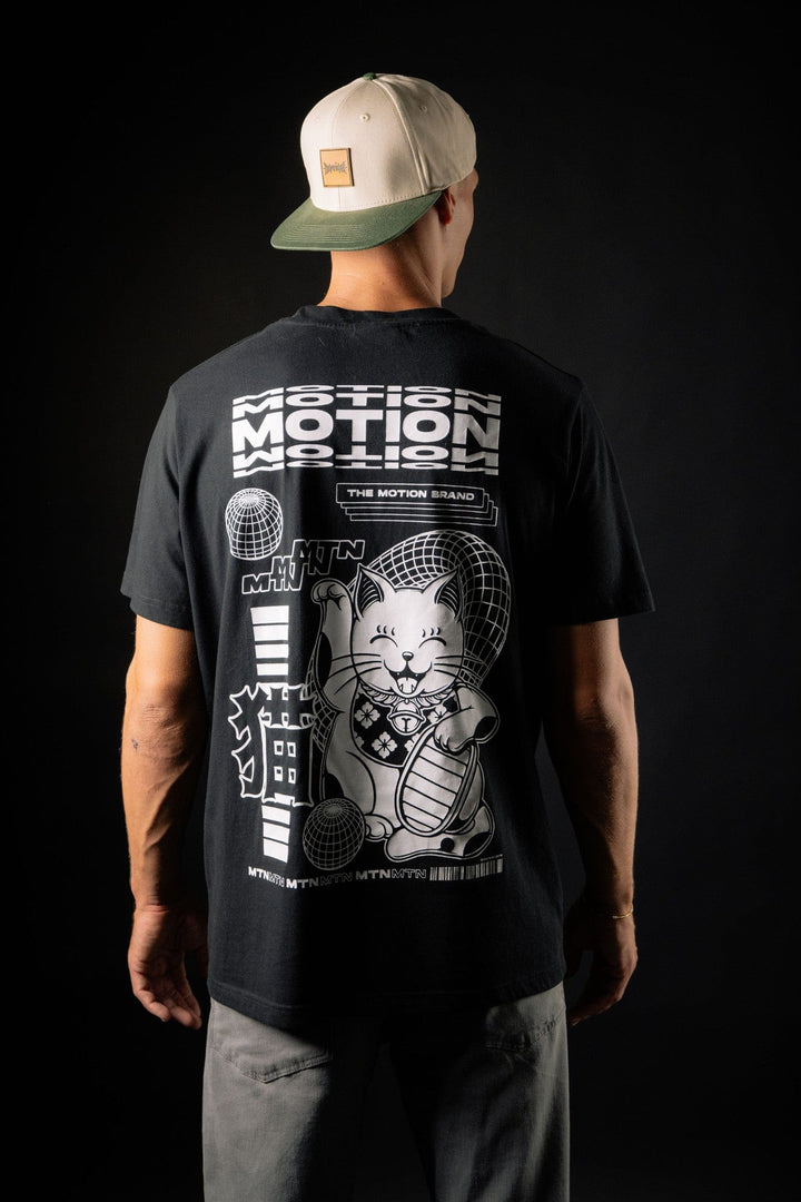 Maneki Neko Shirt The Motion Brand Lukas Knopf Streetwear Shirt Schwarz Schwarzes T Shirt Schwarzes Kurzarm Shirt 