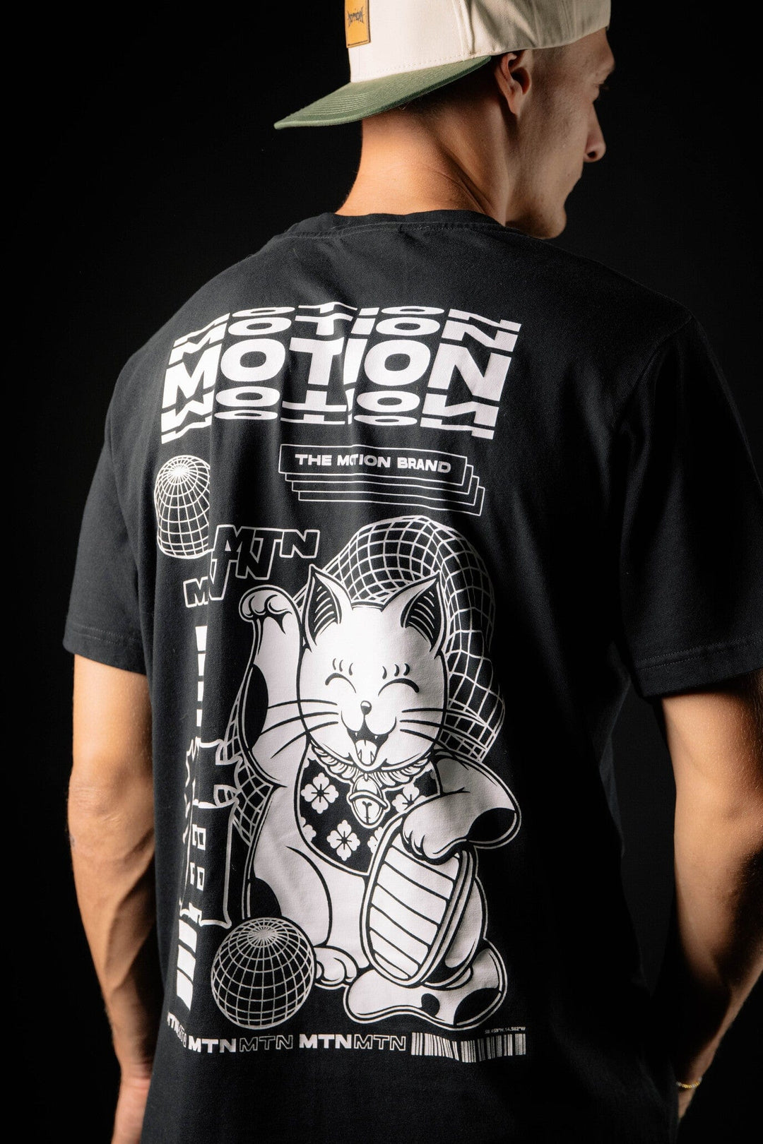 Maneki Neko Shirt The Motion Brand Lukas Knopf Streetwear Shirt Schwarz Schwarzes T Shirt Schwarzes Kurzarm Shirt 