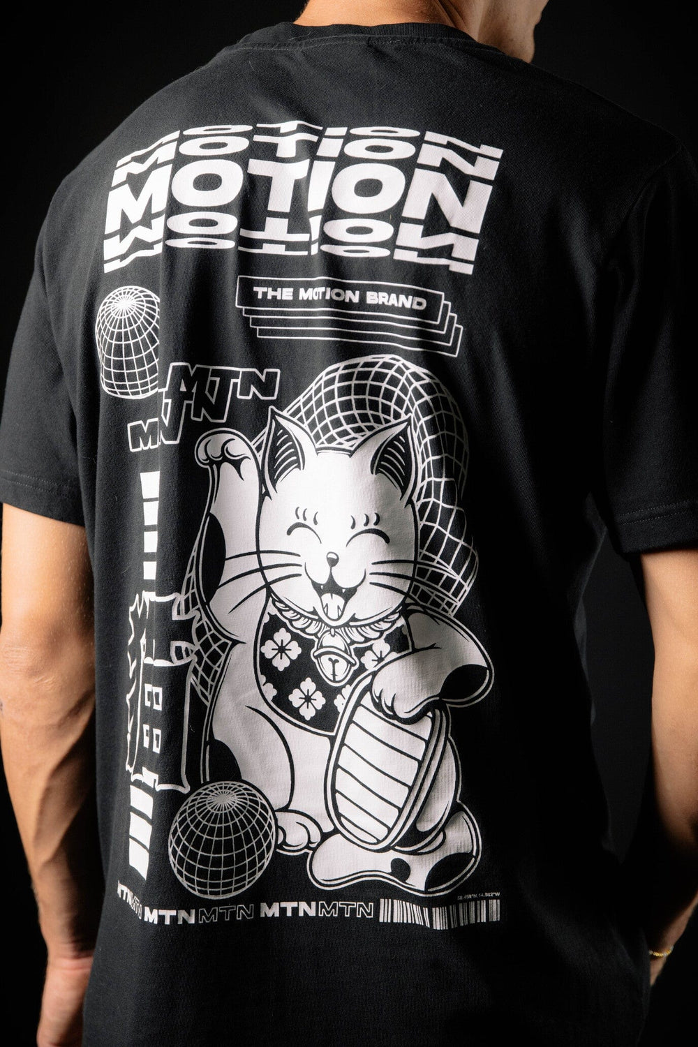 Maneki Neko Shirt The Motion Brand Lukas Knopf Streetwear Shirt Schwarz Schwarzes T Shirt Schwarzes Kurzarm Shirt 