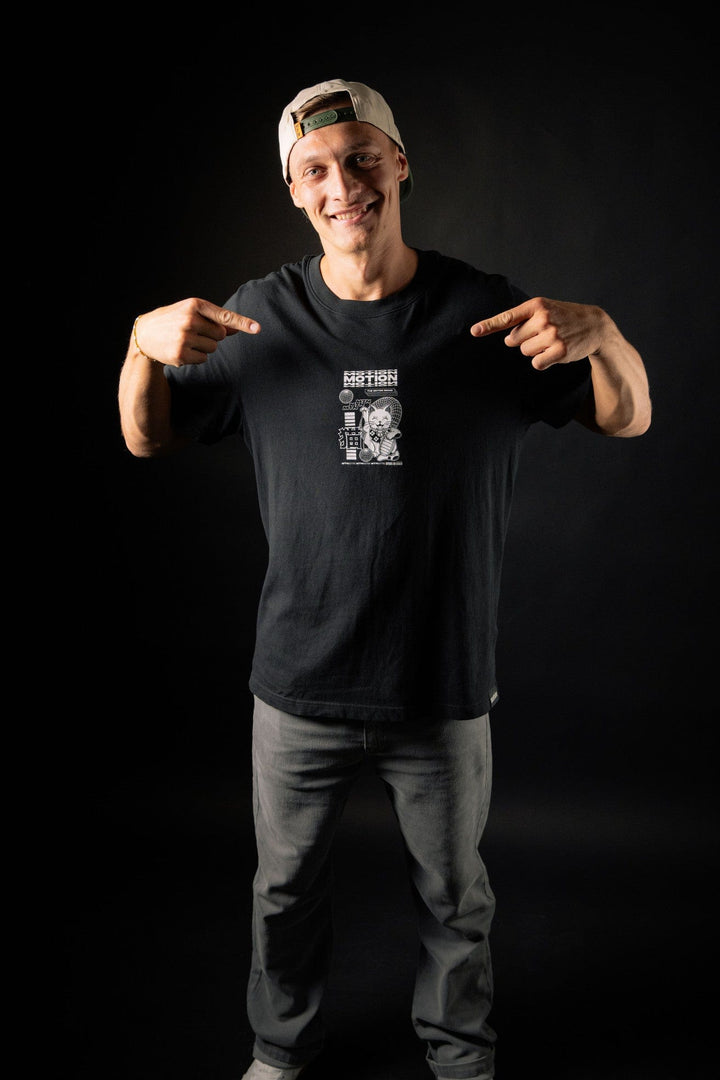 Maneki Neko Shirt The Motion Brand Lukas Knopf Streetwear Shirt Schwarz Schwarzes T Shirt Schwarzes Kurzarm Shirt 