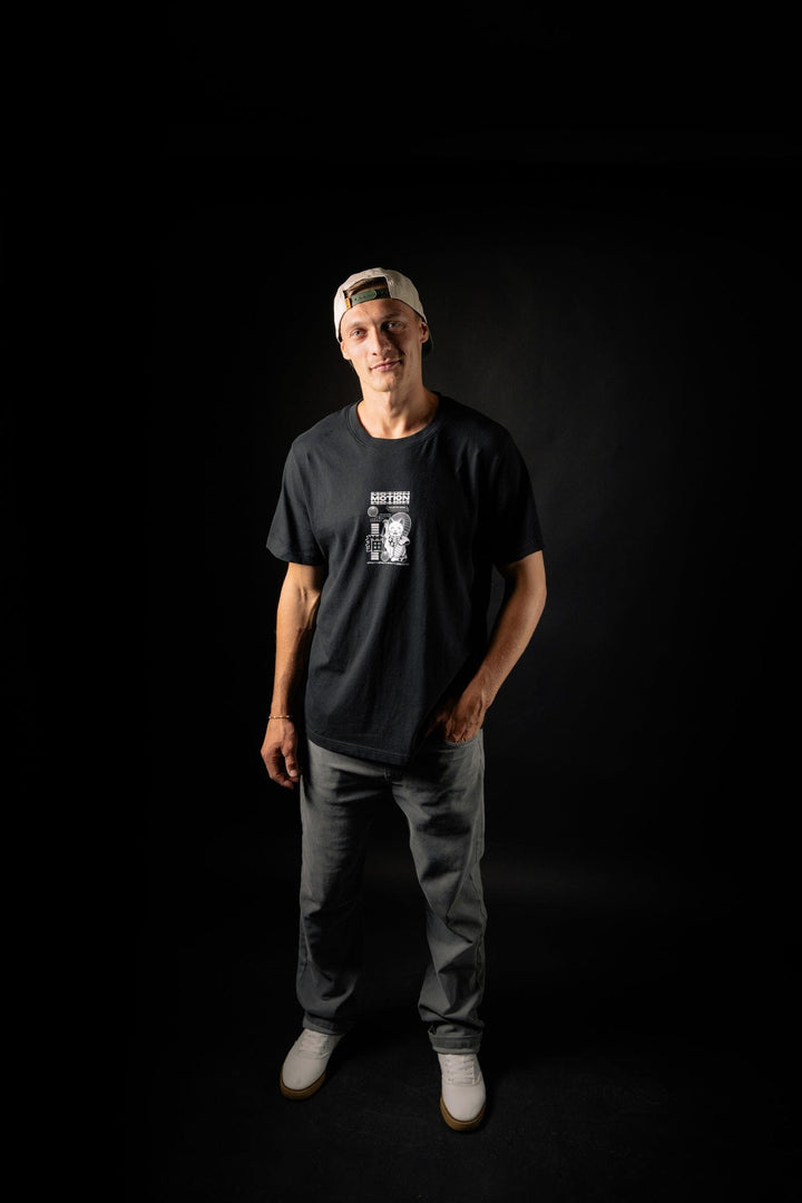 Maneki Neko Shirt The Motion Brand Lukas Knopf Streetwear Shirt Schwarz Schwarzes T Shirt Schwarzes Kurzarm Shirt 