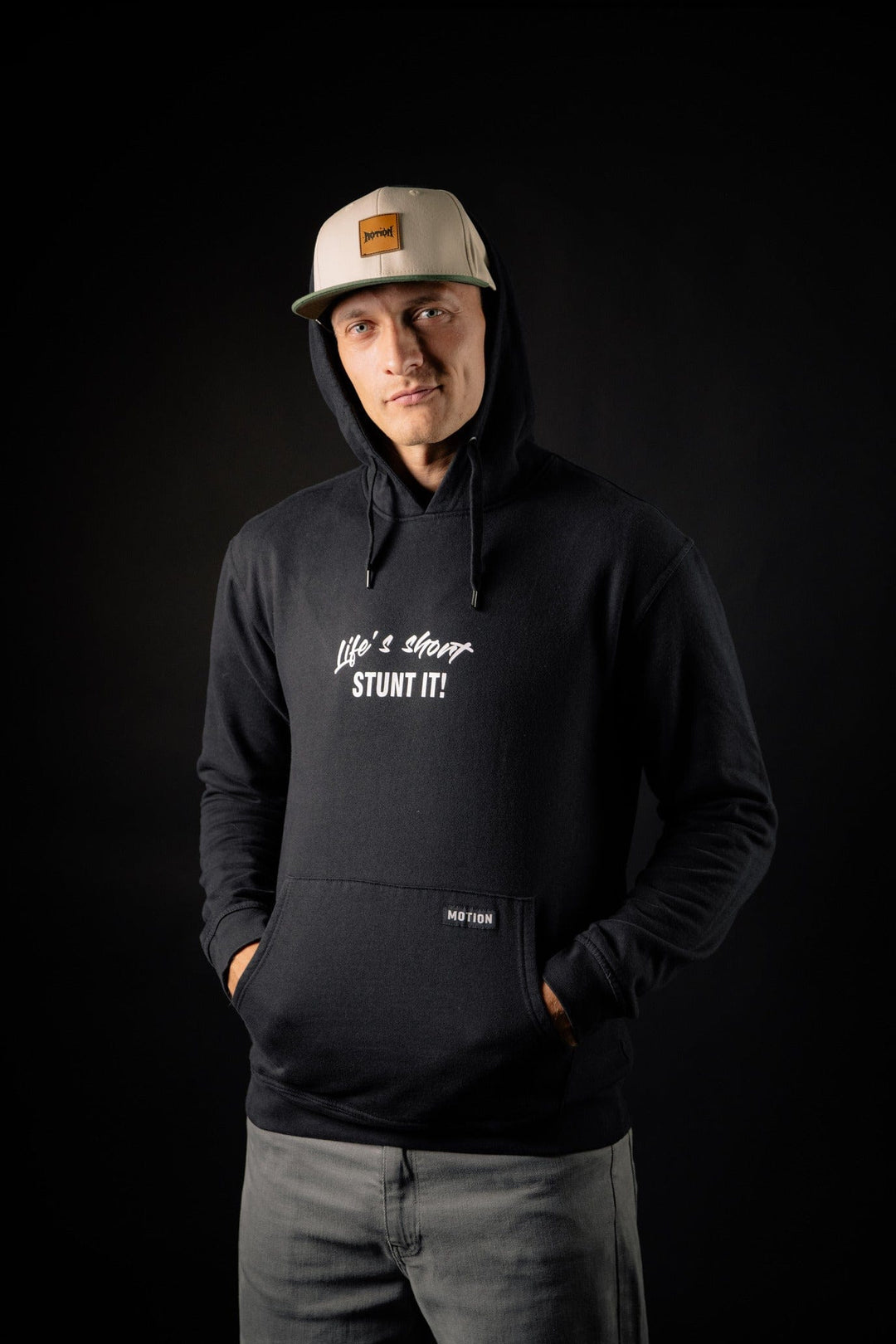 Maneki Neko Hoodie The Motion Brand Lukas Knopf Streetwear Hoodie Schwarz Schwarzer Hoodie Schwarzer Kapuzenpullover MTN