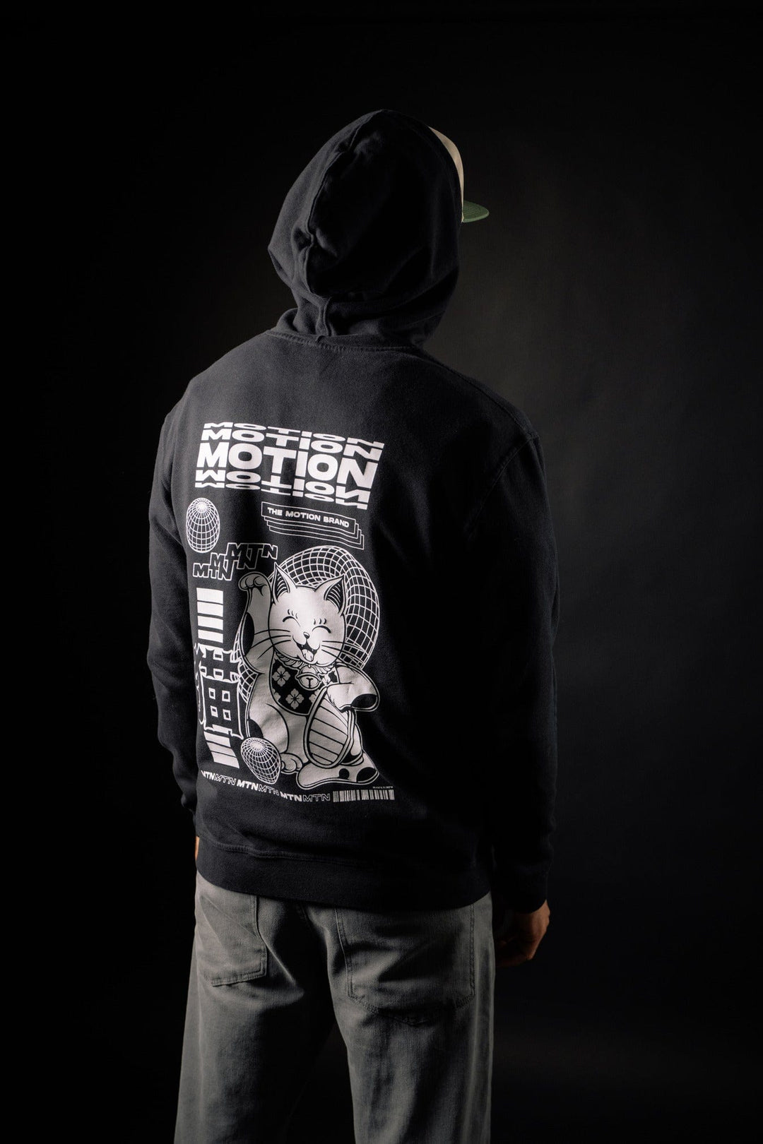 Maneki Neko Hoodie The Motion Brand Lukas Knopf Streetwear Hoodie Schwarz Schwarzer Hoodie Schwarzer Kapuzenpullover