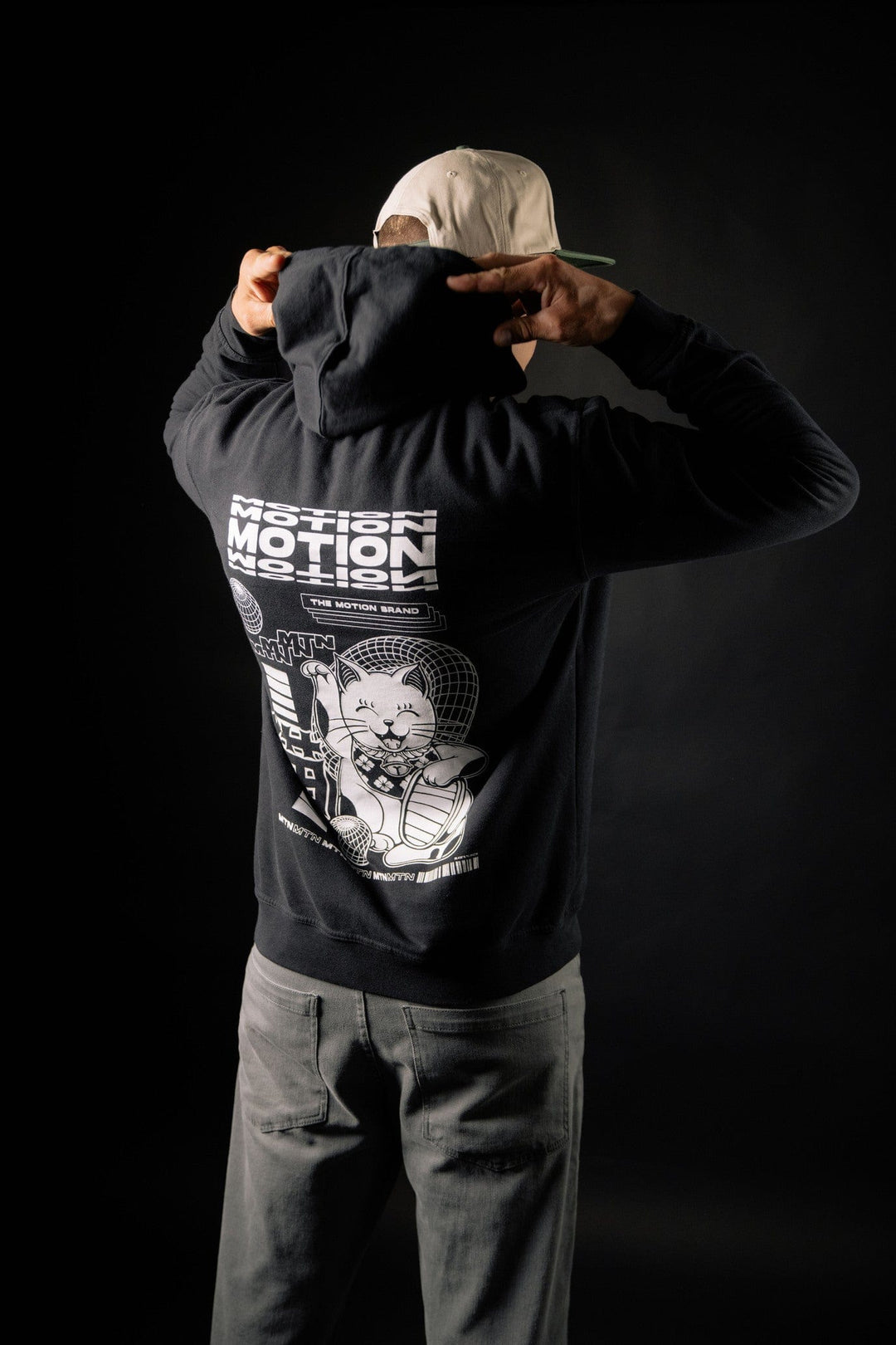 Maneki Neko Hoodie The Motion Brand Lukas Knopf Streetwear Hoodie Schwarz Schwarzer Hoodie Schwarzer Kapuzenpullover