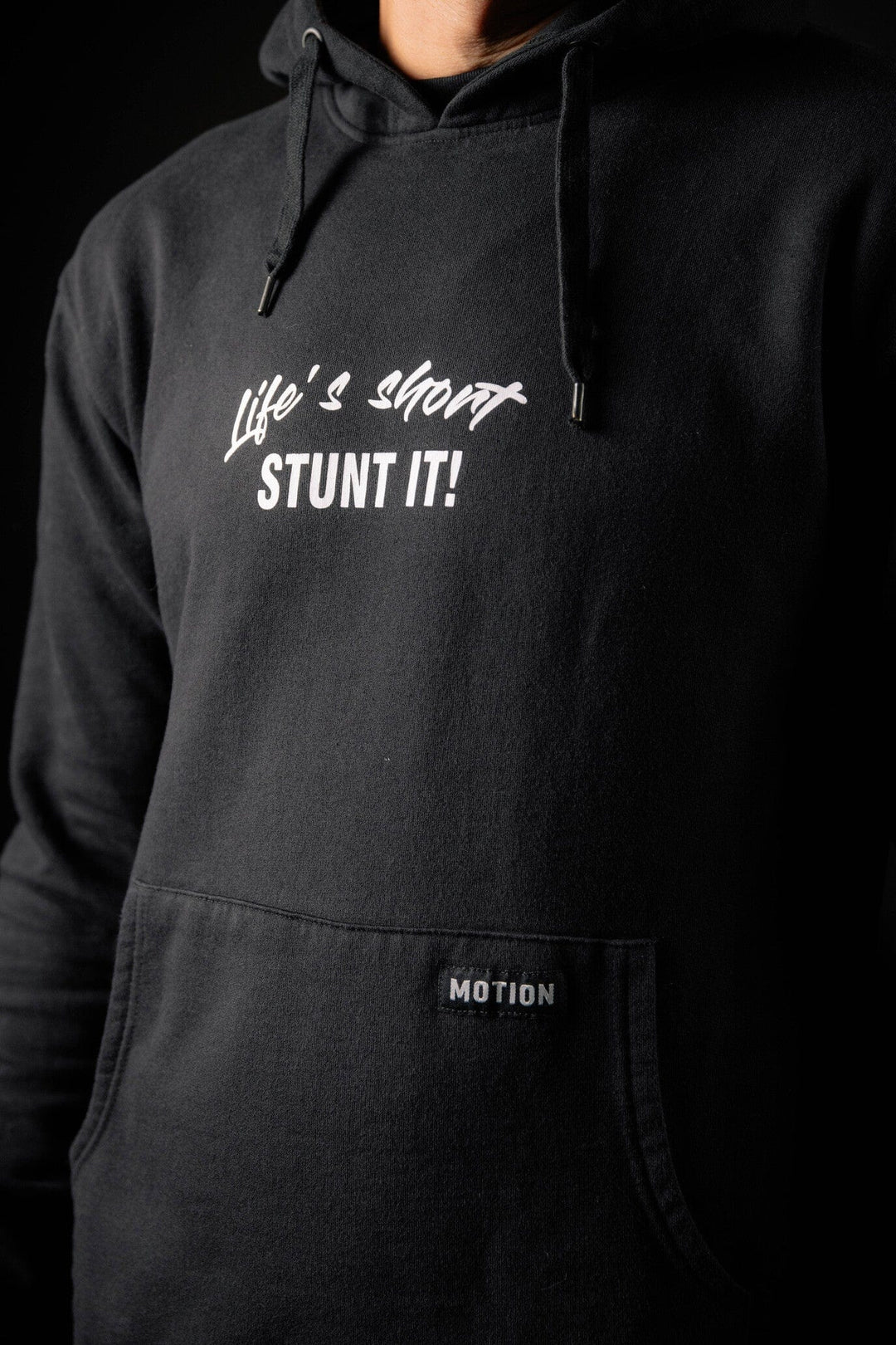 Maneki Neko Hoodie The Motion Brand Lukas Knopf Streetwear Hoodie Schwarz Schwarzer Hoodie Schwarzer Kapuzenpullover