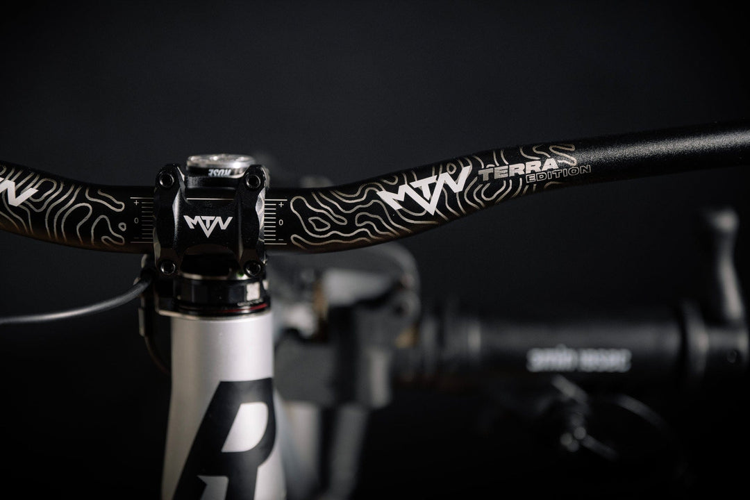 Terra MTN Components MTB Lenker - The Motion Brand Lukas Knopf Lenker Lukas Knopf Komponenten Merchandise Lukas Knopf Griffe Lifes Short Stunt It