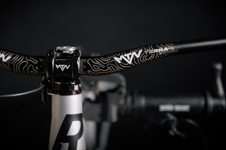 Terra MTN Components MTB Lenker - The Motion Brand Lukas Knopf Lenker Lukas Knopf Komponenten Merchandise Lukas Knopf Griffe Lifes Short Stunt It