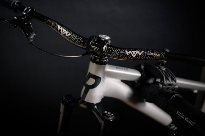 Terra MTN Components MTB Vorbau - The Motion Brand MTN Components MTB Lenker - The Motion Brand Lukas Knopf Lenker Lukas Knopf Komponenten Merchandise Lukas Knopf Griffe Lifes Short Stunt It
