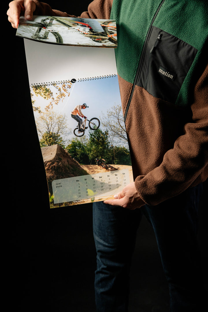 A3 Kalender 2026 - The Motion Brand ukas Knopf MTB Kalender Jahreskalender Fahrrad Mountainbike Kalender Lukas Knopf Merchandise Lukas Knopf Geschenkartikel