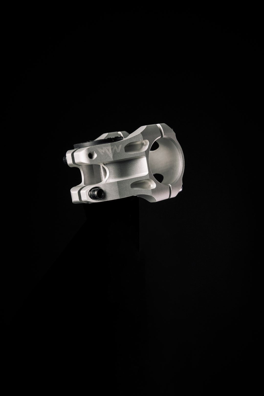 MTN Components MTB Vorbau - The Motion Brand MTN Components MTB Vorbau - The Motion Brand Lukas Knopf Vorbau Lukas Knopf Komponenten Merchandise Lukas Knopf Griffe Lifes Short Stunt It Lenker MTB Lenker Lukas Knopf Vorbau Silberner Vorbau Grauer Vorbau Matt