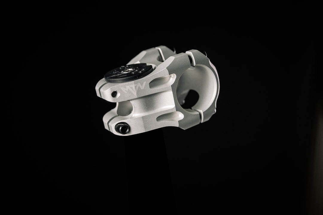 MTN Components MTB Vorbau - The Motion Brand MTN Components MTB Vorbau - The Motion Brand Lukas Knopf Vorbau Lukas Knopf Komponenten Merchandise Lukas Knopf Griffe Lifes Short Stunt It Lenker MTB Lenker Lukas Knopf Vorbau Silberner Vorbau Grauer Vorbau Matt