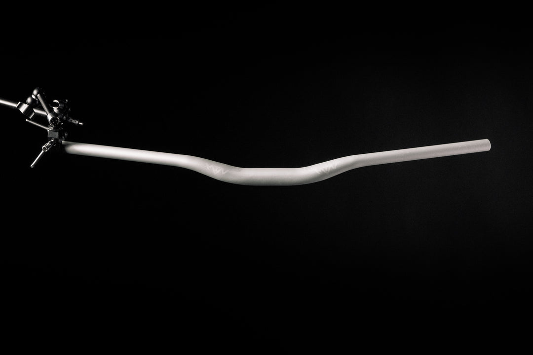 MTN Components MTB Lenker - The Motion Brand Lukas Knopf Lenker Lukas Knopf Komponenten Merchandise Lukas Knopf Griffe Lifes Short Stunt It Silberner Lenker Silber Lenker Grauer Lenker