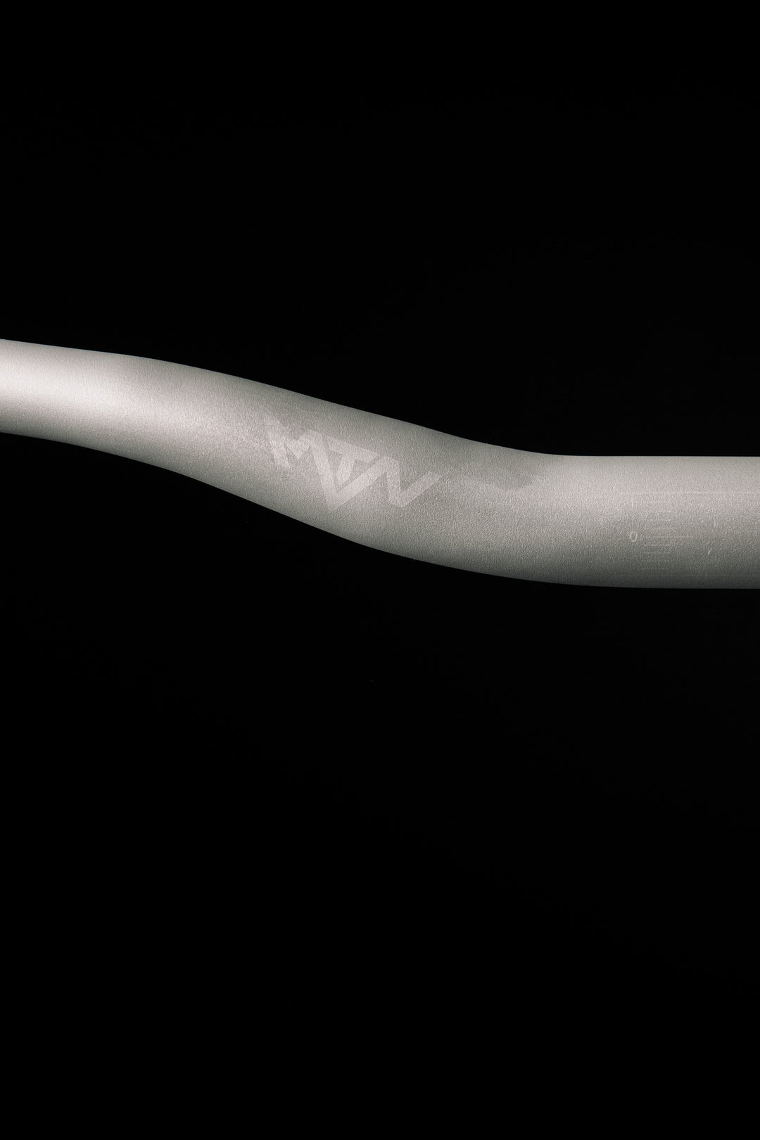 MTN Components MTB Lenker - The Motion Brand Lukas Knopf Lenker Lukas Knopf Komponenten Merchandise Lukas Knopf Griffe Lifes Short Stunt It Silberner Lenker Silber Lenker Grauer Lenker