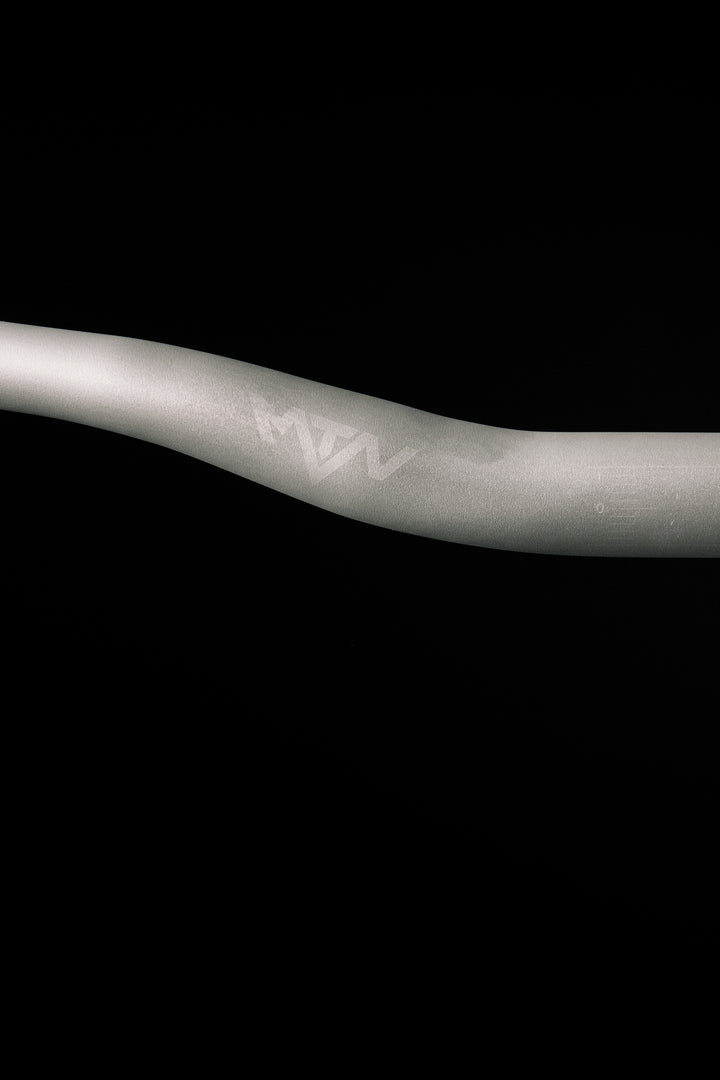 MTN Components MTB Lenker - The Motion Brand Lukas Knopf Lenker Lukas Knopf Komponenten Merchandise Lukas Knopf Griffe Lifes Short Stunt It Silberner Lenker Silber Lenker Grauer Lenker