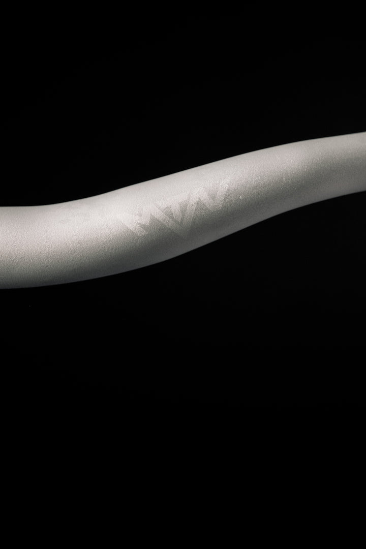 MTN Components MTB Lenker - The Motion Brand Lukas Knopf Lenker Lukas Knopf Komponenten Merchandise Lukas Knopf Griffe Lifes Short Stunt It Silberner Lenker Silber Lenker Grauer Lenker