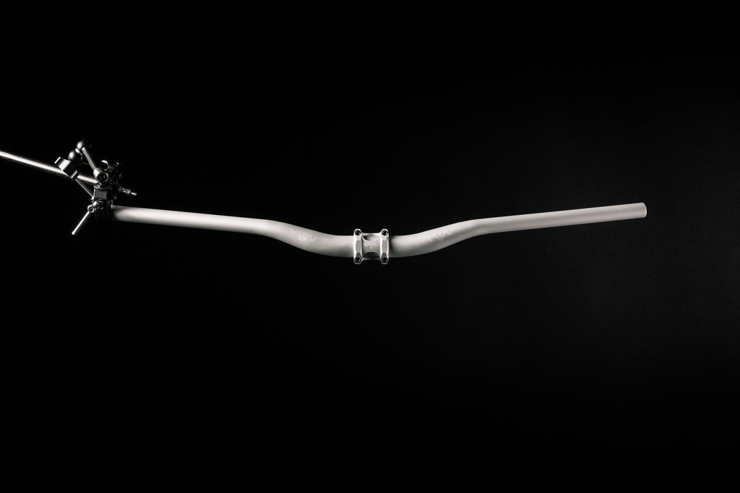 MTN Components MTB Lenker - The Motion Brand Lukas Knopf Lenker Lukas Knopf Komponenten Merchandise Lukas Knopf Griffe Lifes Short Stunt It Silberner Lenker Silber Lenker Grauer Lenker