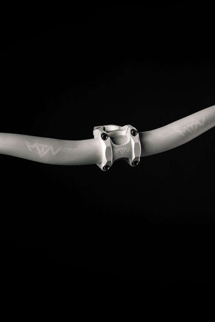 MTN Components MTB Lenker - The Motion Brand Lukas Knopf Lenker Lukas Knopf Komponenten Merchandise Lukas Knopf Griffe Lifes Short Stunt It Silberner Lenker Silber Lenker Grauer Lenker