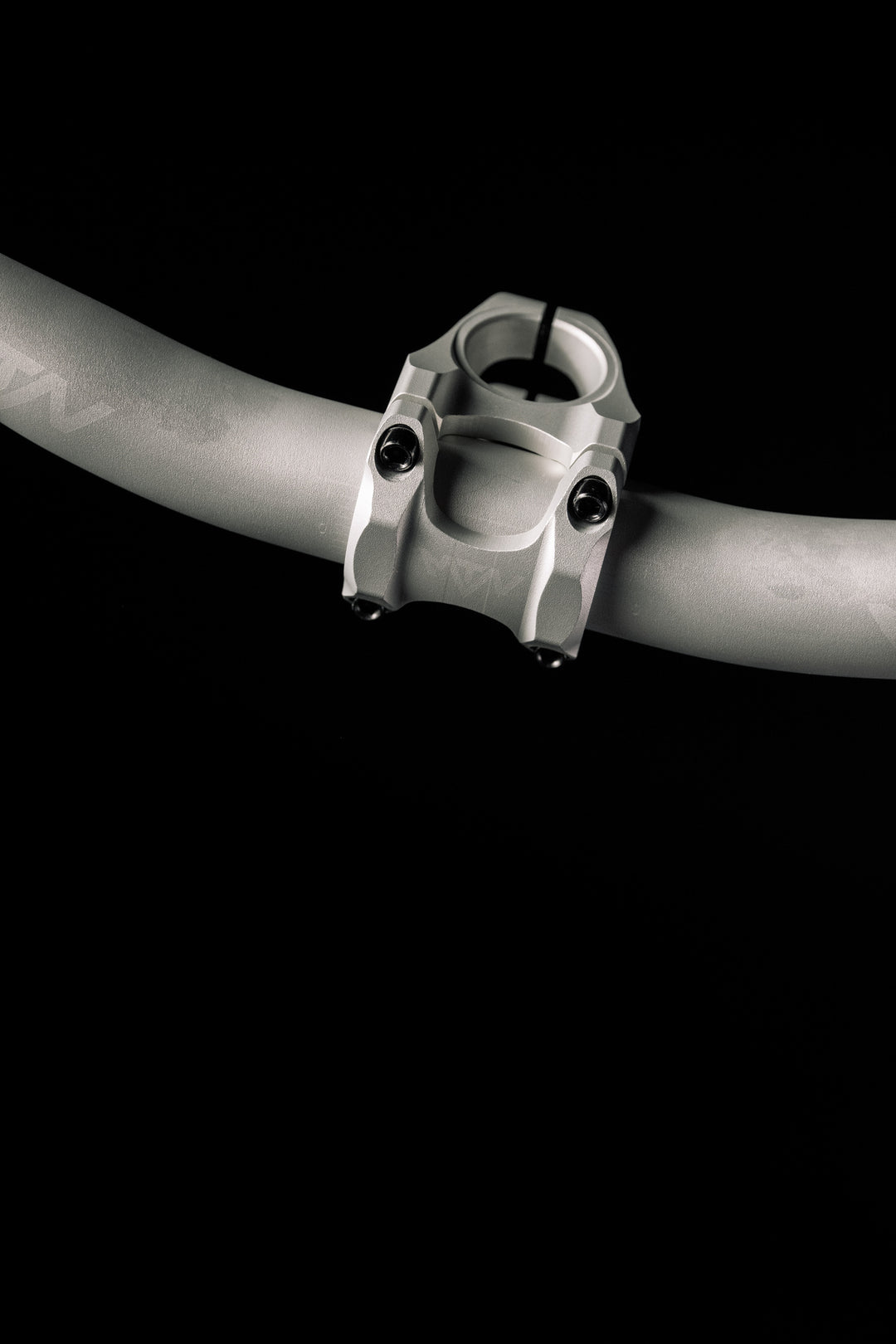 MTN Components MTB Lenker - The Motion Brand Lukas Knopf Lenker Lukas Knopf Komponenten Merchandise Lukas Knopf Griffe Lifes Short Stunt It Silberner Lenker Silber Lenker Grauer Lenker