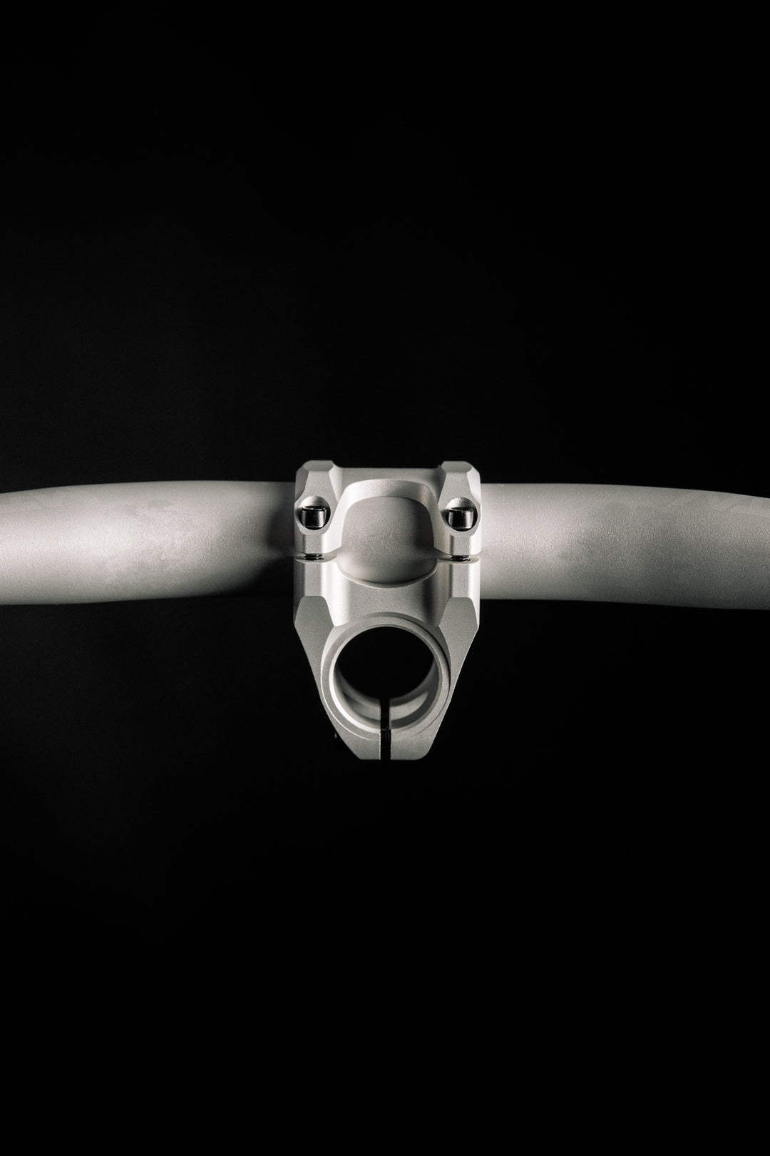 MTN Components MTB Lenker - The Motion Brand Lukas Knopf Lenker Lukas Knopf Komponenten Merchandise Lukas Knopf Griffe Lifes Short Stunt It Silberner Lenker Silber Lenker Grauer Lenker