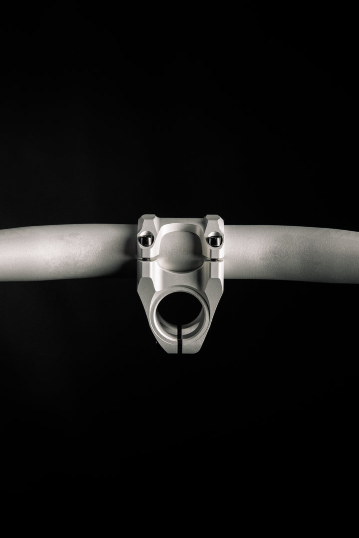 MTN Components MTB Lenker - The Motion Brand Lukas Knopf Lenker Lukas Knopf Komponenten Merchandise Lukas Knopf Griffe Lifes Short Stunt It Silberner Lenker Silber Lenker Grauer Lenker