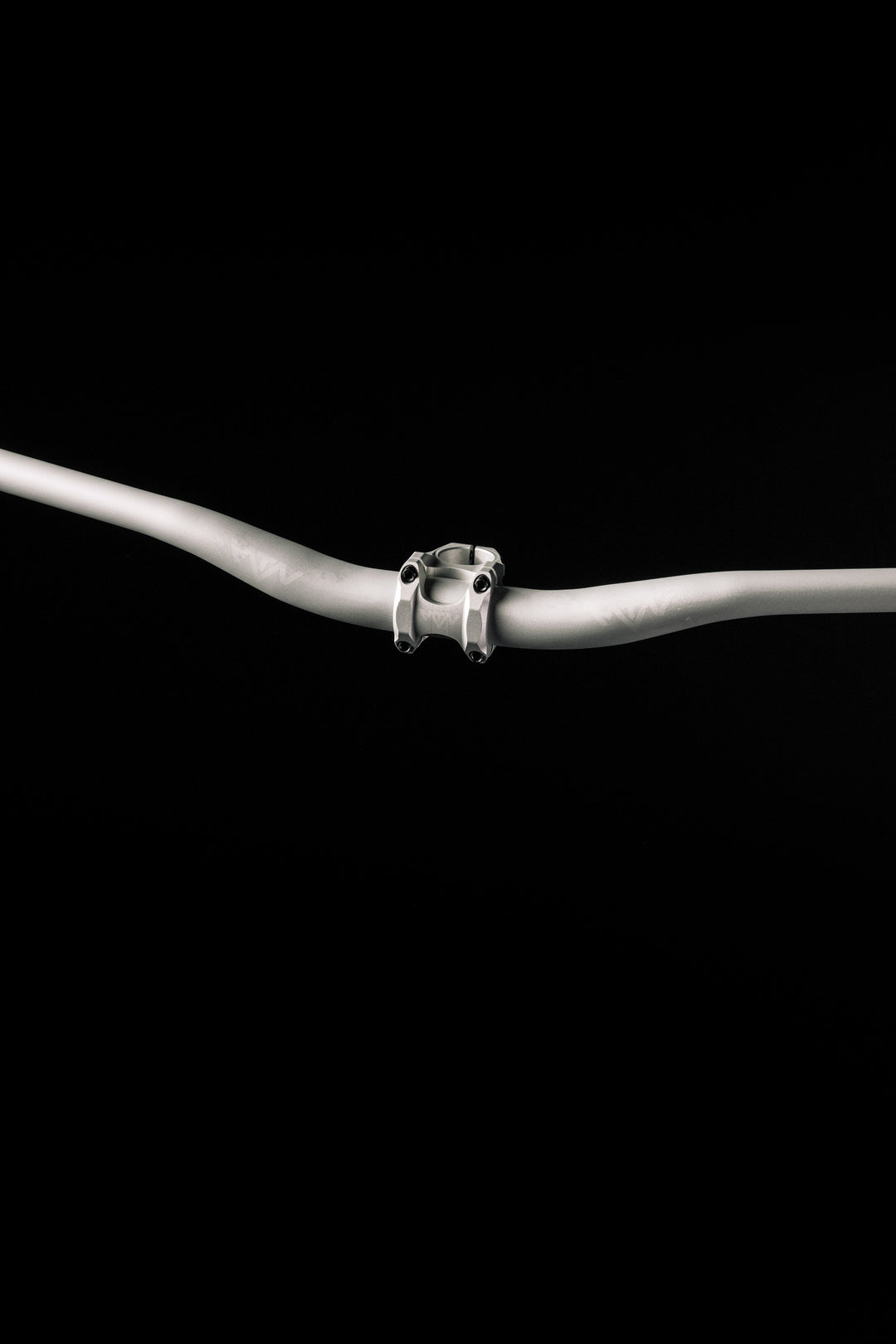 MTN Components MTB Lenker - The Motion Brand Lukas Knopf Lenker Lukas Knopf Komponenten Merchandise Lukas Knopf Griffe Lifes Short Stunt It Silberner Lenker Silber Lenker Grauer Lenker