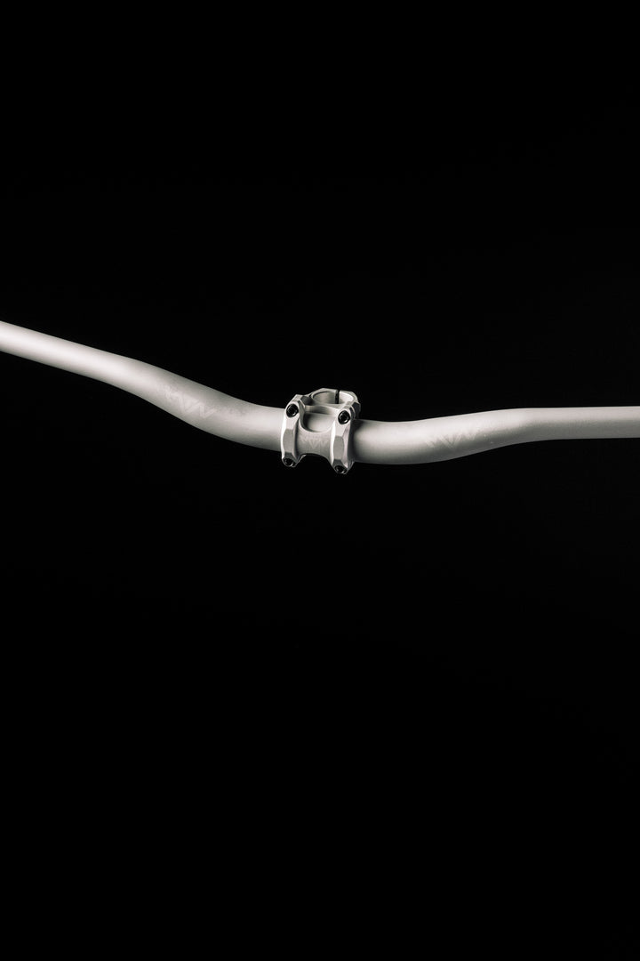 MTN Components MTB Lenker - The Motion Brand Lukas Knopf Lenker Lukas Knopf Komponenten Merchandise Lukas Knopf Griffe Lifes Short Stunt It Silberner Lenker Silber Lenker Grauer Lenker