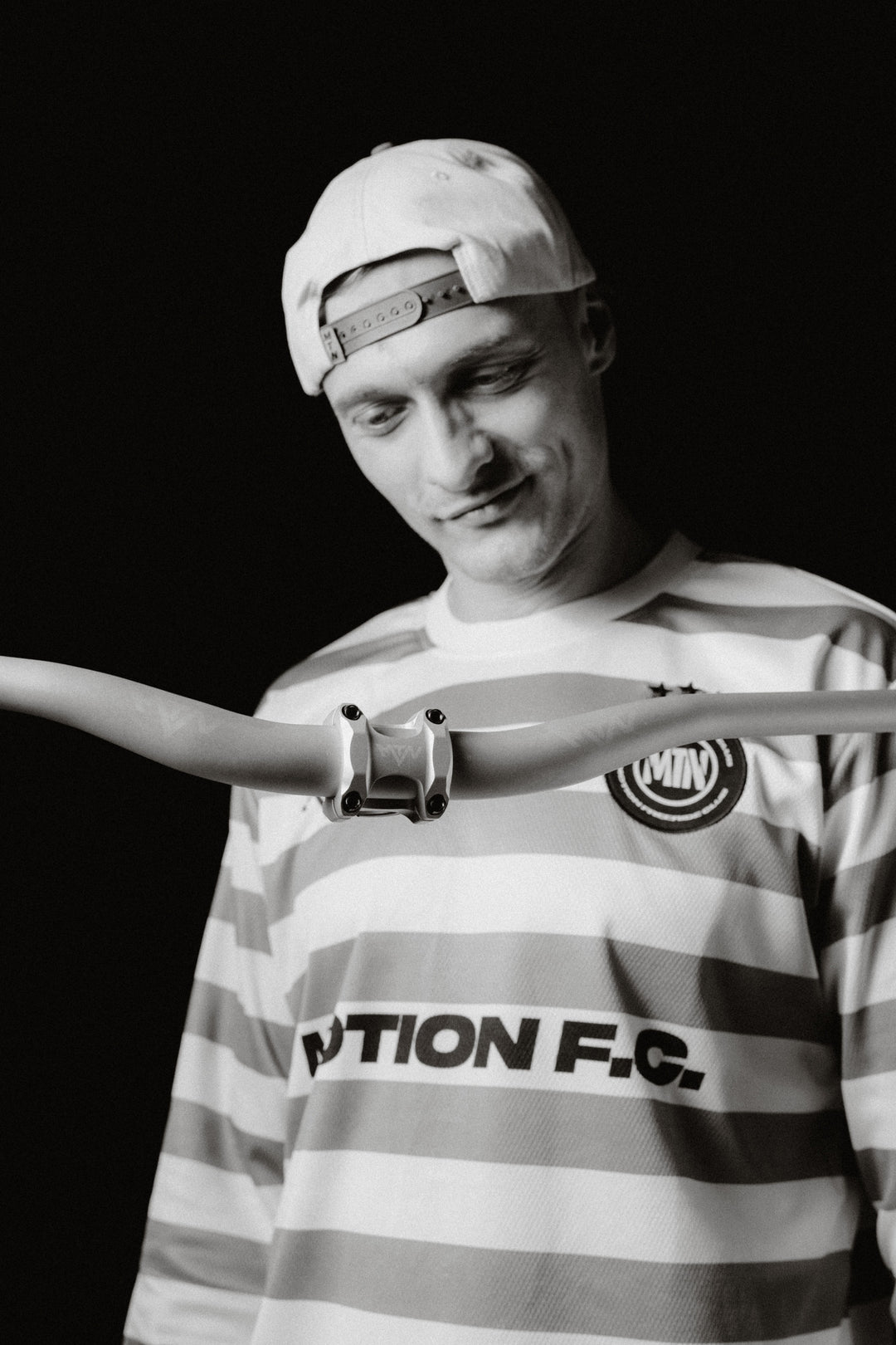 MTN Components MTB Lenker - The Motion Brand Lukas Knopf Lenker Lukas Knopf Komponenten Merchandise Lukas Knopf Griffe Lifes Short Stunt It Silberner Lenker Silber Lenker Grauer Lenker