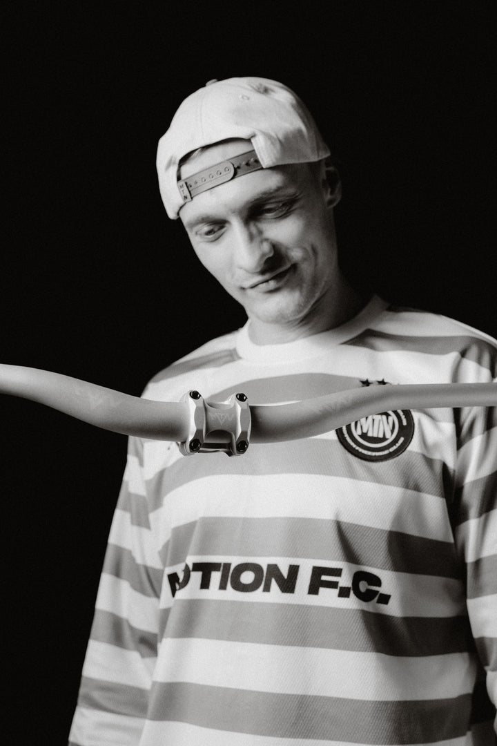 MTN Components MTB Lenker - The Motion Brand Lukas Knopf Lenker Lukas Knopf Komponenten Merchandise Lukas Knopf Griffe Lifes Short Stunt It Silberner Lenker Silber Lenker Grauer Lenker