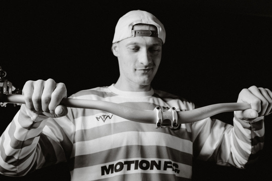 MTN Components MTB Lenker - The Motion Brand Lukas Knopf Lenker Lukas Knopf Komponenten Merchandise Lukas Knopf Griffe Lifes Short Stunt It Silberner Lenker Silber Lenker Grauer Lenker